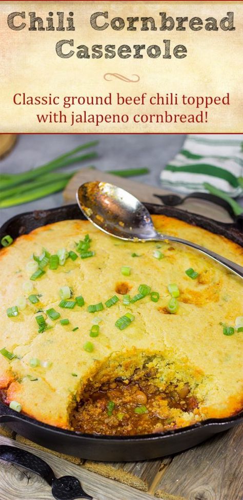 Chili and cornbread are classic companions, but who says they need to be separate?  Combine the two together in this one-pot Chili Cornbread Casserole! Recipes With Chili, Chili Cornbread Bake, Chili Pot Pie, Easy Chili Recipes, Chili Cornbread Casserole, Weight Watchers Chili, Cornbread Topping, Best Chili Recipes, Delicious Casserole Recipes