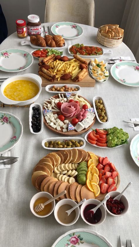 Graduation Party At Home, Breakfast Presentation, Afghan Food Recipes, Amazing Food Platters, Catering Food Displays, Food Set Up, Quirky Cooking, Yummy Healthy Breakfast, Catering Ideas Food