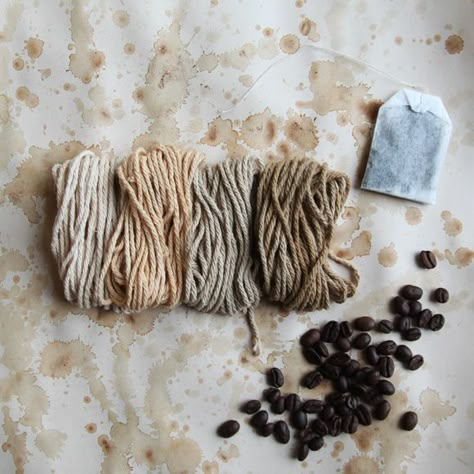 Natural Dyeing With Coffee And Tea Tinta Natural, Diy Dye, Dyeing Yarn, Natural Dye Fabric, Eco Dyeing, Dyeing Fabric, Fabric Dyeing, Fabric Dye, Natural Dyeing