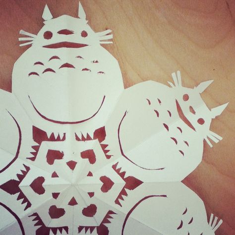 DIY Totoro Snowflake Template – GiantRobotStore Snowflake Paper Craft, Totoro Crafts, Totoro Birthday, Totoro Diy, Paper Craft Christmas, Totoro Party, Totoro Ghibli, Snowflake Paper, Library Programming