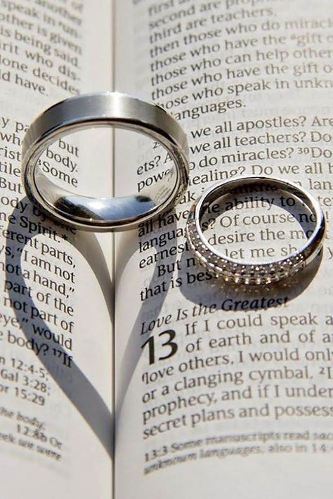 Wedding Ring Photography, Ring Photography, Wedding Rings Photos, Wedding Picture Poses, Foto Tips, Wedding Photos Poses, Christian Wedding, Wedding Photography Poses, Heart Wedding