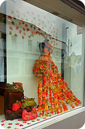 Fall Vinyettes Display, Vinyettes Display, Autumn Shop Window Display, Halloween Displays Retail, Thanksgiving Window Decorations, Fall Window Display Store Fronts, Autumn Window Display Retail, Fall Store Window Displays, Creative Window Display