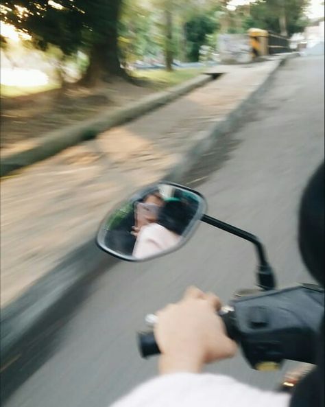 Bike ride 😍 Bike Ride With Boyfriend, Bike Riding Couple, Couple Bike Ride, Bike Ride Aesthetic, Biking Aesthetic, Aesthetic Bike, Aesthetic Valentines, Bike Couple, Bike Mirror