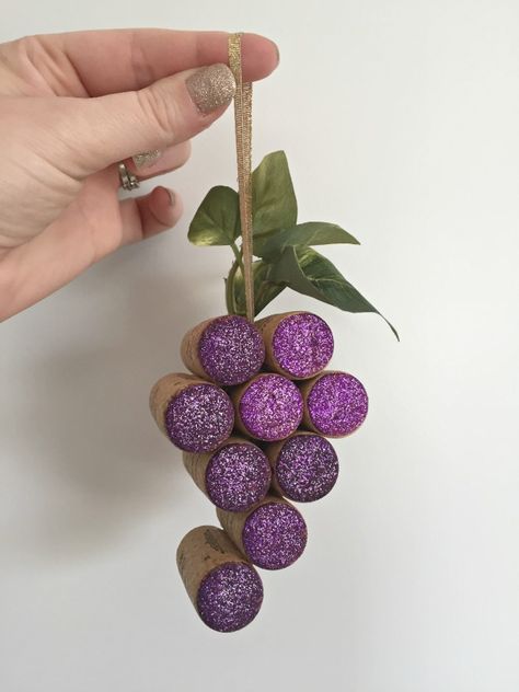 Wine Cork Ideas Decoration, Wine Cork Grape Cluster, Spring Wine Cork Crafts, Wine Cork Decorations, Cork Wine Ideas, Wine Cork Pumpkins Diy, Wine Cork Christmas Ornaments Diy, Crafts With Wine Corks Diy, Wine Cork Fall Crafts