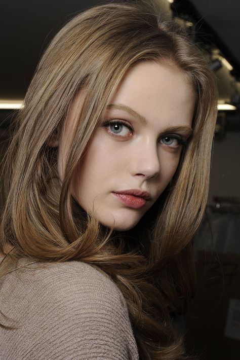 Versace Fall 2010 Ready-to-Wear Fashion Show Beauty Light Ash Brown Hair, Frida Gustavsson, Ash Brown Hair Color, Dark Ash Blonde, Ash Blonde Hair Colour, Respect Women, Ash Blonde Hair, Dark Blonde, Light Brown Hair