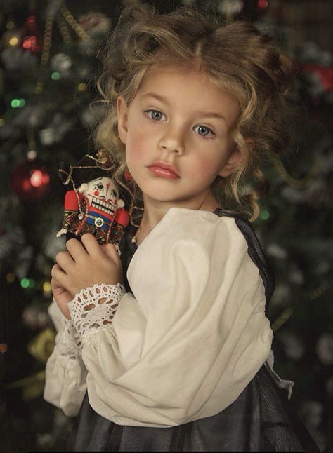 Toddler Christmas Photoshoot, Toddler Christmas Photos, Christmas Photoshoot Kids, Fun Christmas Photos, Photoshoot Christmas, Christmas Portrait, Christmas Family Photoshoot, Baby Christmas Photos, Christmas Photo Props