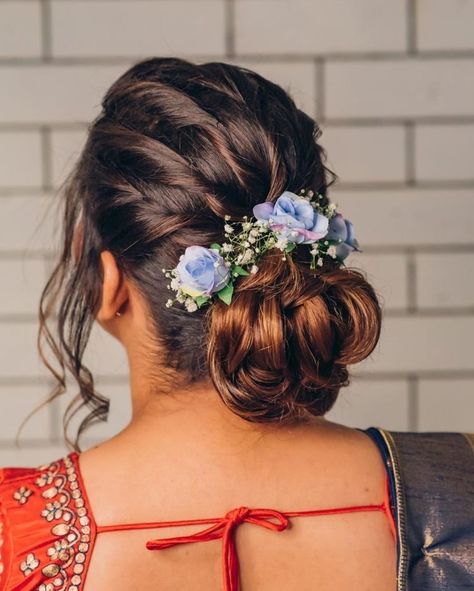 Messy Bun Hairstyles Indian Saree, Saree Hairstyles Simple, Pretty Hairstyles For Short Hair, Hairstyles With Lehenga, Md Hairstyles, Bridal Bun Hairstyles, Hair For Weddings, Hairstyle For A Wedding, Floral Hairstyles