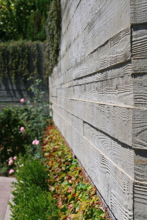 thought this was a brilliant design idea. getty villa malibu, ca Board Formed Concrete Wall, Stamped Concrete Patterns, Board Formed Concrete, Concrete Retaining Walls, Stamped Concrete Patio, Concrete Forms, Walled Garden, Modern Fence, Concrete Garden