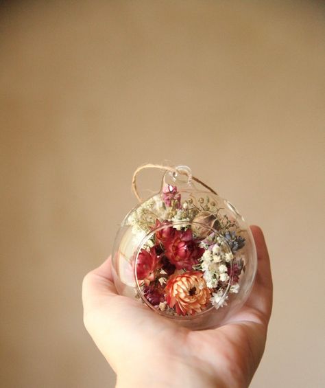 Hanging Dried Flower Terrarium Naturally Preserved Wildflower - Etsy Dried Flower Baubles, Dried Flower Terrarium, Hanging Flower Arrangements, Flower Terrarium, Lilac Garden, Cottagecore Kitchen, Floral Projects, Dried Flowers Diy, Flower Farming