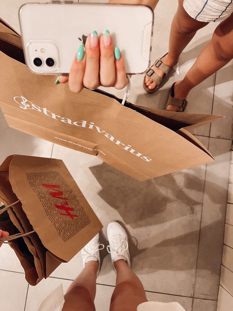 Shopping Asthetic Picture, Shopping Trip Aesthetic, Shopping With Friends At The Mall, Shopping Astetic, Mall Shopping Bags Aesthetic, Mall With Friends Aesthetic, Shopping With Friends Aesthetic, Shopping Day Aesthetic, Aesthetic Shopping Pictures