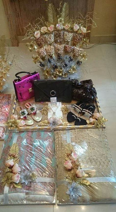 Shoes Packing Ideas For Wedding, Eidi For Bride Packing Ideas, Wedding Gift Tray, Indian Wedding Trousseau, Gifts Packing, Wedding Gift Hampers, Indian Wedding Gifts, Wedding Trousseau, Trousseau Packing