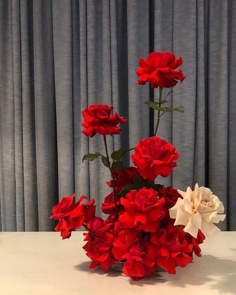 Vday Flower Arrangements, Modern Red Rose Arrangement, Red Roses Table Decor, Valentines Floral Arrangements, Red Rose Centerpiece Wedding, Red Flower Arrangements, White Flower Arrangements, Large Flower Arrangements, Flower Installation