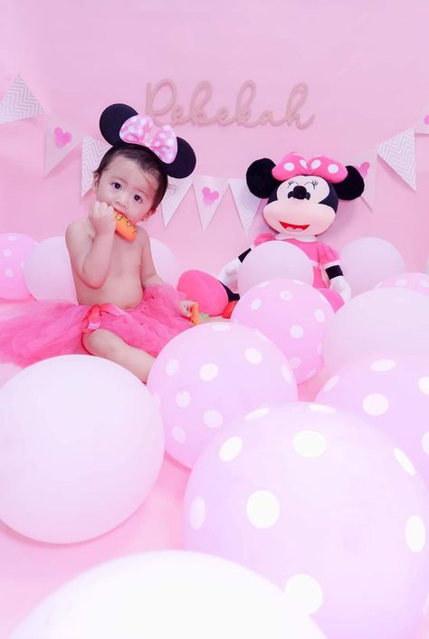 Minnie Mouse Photoshoot, Minnie Mouse Photo Shoot, Diy Photoshoot, Baby's 1st Birthday, Minnie Mouse First Birthday, Birthday Picture, Mouse Photos, First Birthday Pictures, Half Birthday