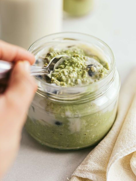 These matcha overnight oats are creamy, delicious, and bursting with health — all with the convenience of a ready-to-eat breakfast right from your fridge! Matcha Oatmeal, Matcha Overnight Oats, Matcha Oats, Fruit Plus, Kiwi Smoothie, No Cooking, Green Tea Powder, Tea Powder, Low Fat Recipes