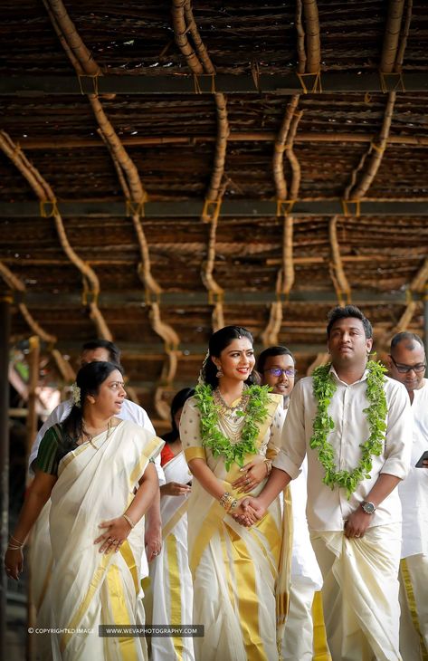 Hindu Wedding Look Kerala, Kerala Wedding Ideas Hindus, Tradition Photography, Bride Kerala Hindu, Kerala Bride And Groom Hindu, Kerala Hindu Wedding Photos, Indian Brides Jewelry, Kasavu Saree, Kerala Wedding Photography