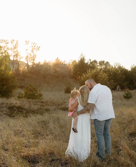 The most perfect golden hour session with the most perfect family ☀️🌾✨🌅🥹 Three Person Family Photos, Family Golden Hour Photos, Golden Hour Maternity Photos, Golden Hour Mommy And Me, Golden Hour Family Photos, Golden Hour Mother Daughter Photos, Golden Hour Couples Photography, Perfect Family, Photo Inspo