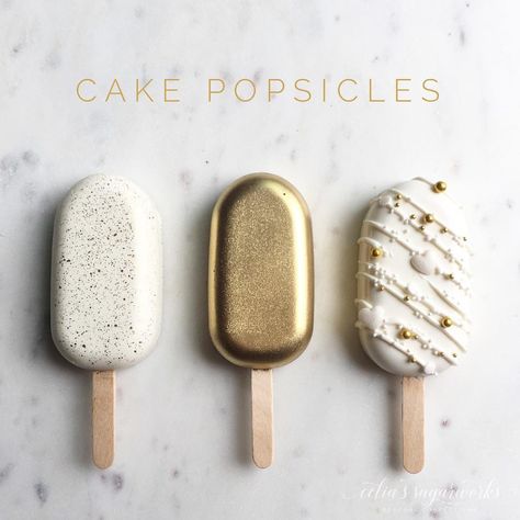 Cakecicles Recipes, Cakecicles Ideas, Cakesicles Wedding, Graduation Cakesicles, Gold Cakesicles, Popsicles Cake, Ice Cream Cake Pops, Cake Popsicles, Lolly Cake