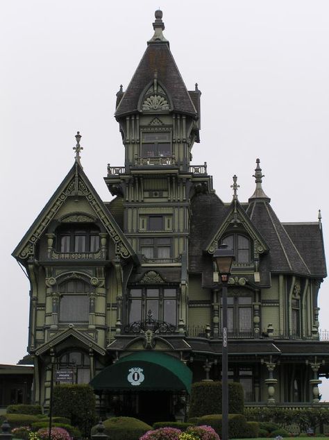 Gothic Victorian House, Victorian House Colors, Gothic Homes, Old Victorian Homes, Creepy Houses, Revival Architecture, Spooky House, Victorian Mansions, Victorian Architecture