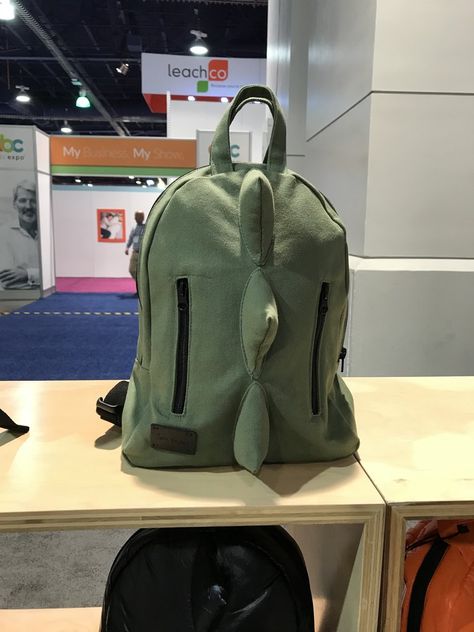 To follow up its original dino backpacks, 7AM Enfant is releasing a mini version of the adorable backpack (... Silly Backpack, Dino Backpack, Dinosaur Bag, Backpack Drawing, Dinosaur Backpack, Plush Backpack, Cute Backpacks, Diaper Bags, Bagpack