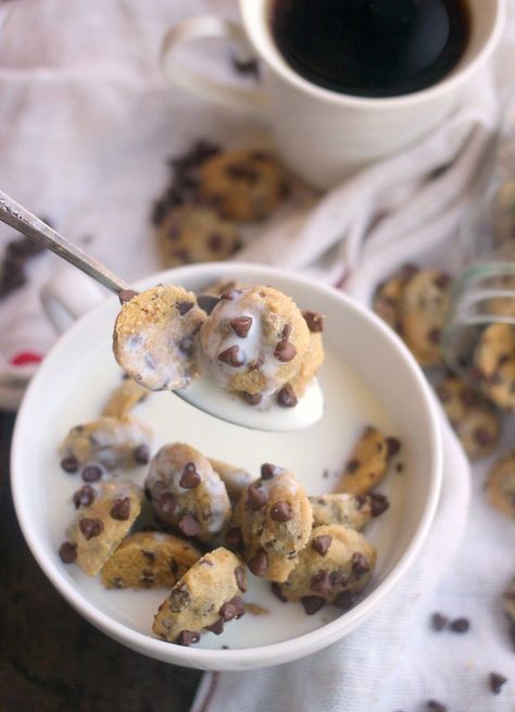 One bite chocolate chip cookies are the most perfect tiny soft chocolate chip cookie for eating by the handful or drenching in milk and eating with a spoon, kind of like homemade cookie cereal! Chip Photography, Cookie Cereal, Soft Chocolate Chip Cookie, Tiny Cookies, Cookies Shop, Baker Bettie, Famous Amos, Homemade Cereal, Cereal Cookies