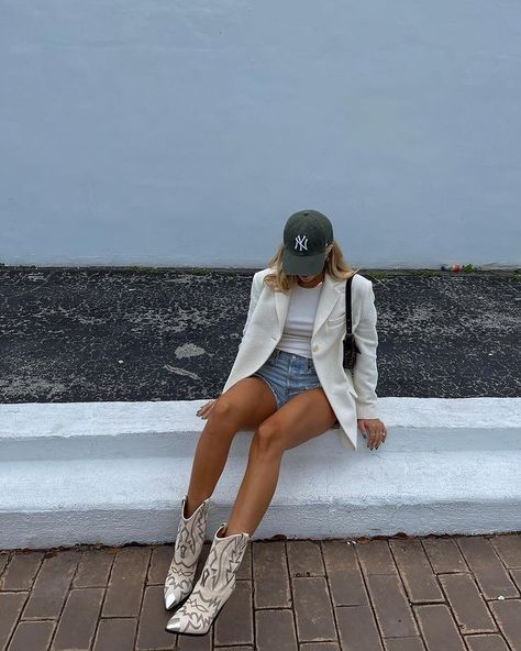 CASS DIMICCO (@cassdimicco) • Fotos y vídeos de Instagram Styling Cow Print Boots, Styling Caps, White Cowboy Boots Outfit, Cass Dimicco, Styling Shorts, White Blazer Outfits, Styling Boots, Botas Western, Ny Outfits