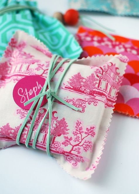 Diy Holiday Gift Wrapping, Eco Friendly Gift Wrapping, Gift Bags Diy, Fabric Gift Wrap, Diy Bags Purses, Diy Holiday Gifts, Creative Gift Wrapping, Cadeau Diy, Diy Gift Wrapping