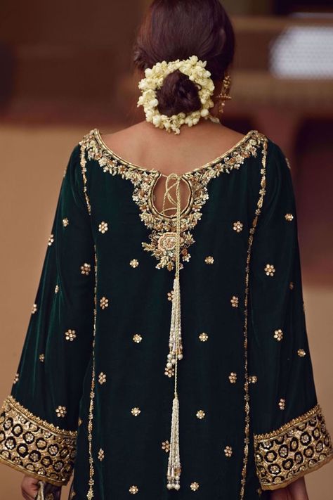 Annus Abrar, Suits Punjabi, Sleeves Embroidery, Embroidery Border, Pakistani Formal Dresses, Back Embroidery, Velvet Dress Designs, Pakistani Wedding Outfits, Green Velvet Dress