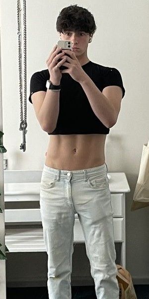 male crop top Mens Crop Top Fashion, Guy Crop Top, Guy In Crop Top, Guys Outfits, Crop Top Men, Crop Top Noir, Male Crop Top, Mens Crop Top, Half Shirt