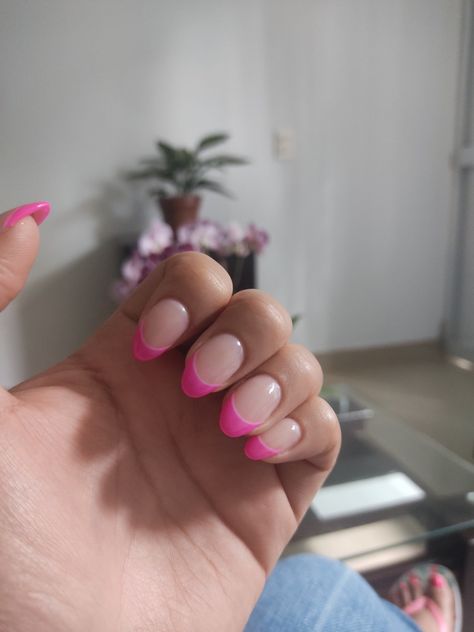 Rounded nails with pink and fucsia 2022 Light Pink Nails With Dark Pink Tips, Hot Pink French Tip Nails Almond, Grade 8 Grad Nails, Pink Powder Nails, Hot Pink French Tips, Grade 8 Grad, Rounded Nails, Pink Nails Design, Hoco Court