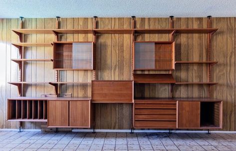 Mid Century Modern Shelving Wall, Mid Century Shelving Wall, Midcentury Wall Shelves, Mid Century Modern Wall Unit, Mcm Wall Unit, Mid Century Office Ideas, Eclectic Interior Design Style, Mid Century Modern Shelving, Mid Century Modern Shelving Unit