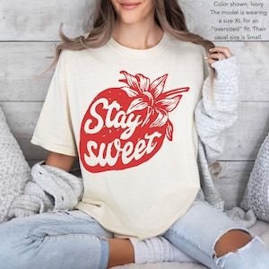 Strawberry Graphic, Vintage Retro Aesthetic, Strawberry Shirt, White Blossom, Greenhouse Ideas, Sweet Shirt, Red Strawberry, Aesthetic Clothing, Oversized Style