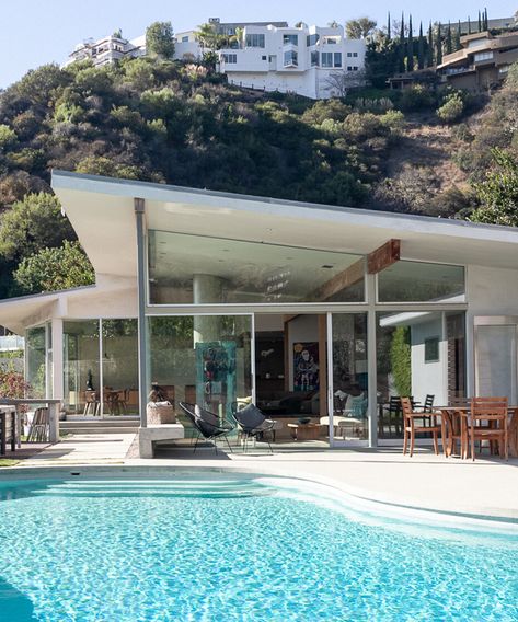 Mid Century Beach House, Mid Century Modern Palm Springs, Mid Century Modern Exterior, Mid Century Architecture, Modern Beach House, Modern Mansion, Modern Beach, Mid Century Modern House, Modern Exterior