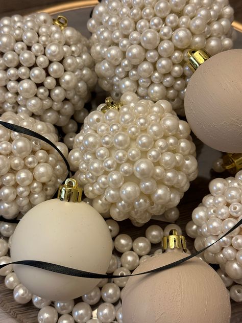 Christmas Pearls Decoration, Pearls Christmas Tree, Diy Pearl Ornaments, Pearl Bedroom Decor, Pearl Ornaments Diy, Pearl Christmas Decor, Diy White Christmas Ornaments, Pearl Christmas Decorations, Pearl Christmas Ornaments