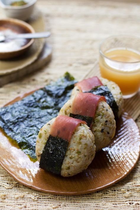 Ham and Egg Breakfast Onigiri | http://saltandwind.com | @saltandwind Breakfast Onigiri, Onigiri Recipe, Ham And Eggs, Rice Ball, Exotic Food, Rice Balls, Japanese Recipes, Egg Breakfast, Eating Recipes