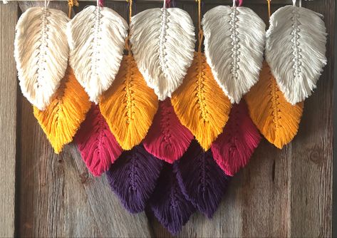 How To Make Yarn Leaves, Diy Yarn Leaves, Yarn Leaves, Macrame Idea, Leaves Macrame, Feather Macrame, Macrame Feather Wall Hanging, Bohemian Crafts, Boho Crafts