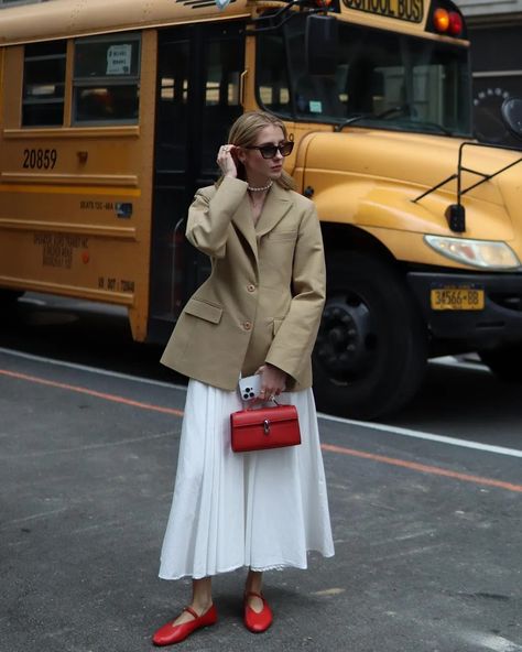 White Maxi Skirt Outfit, Outfit Minimalista, White Maxi Skirts, Maxi Skirt Outfits, Beige Outfit, Corporate Outfits, Looks Street Style, Winter Trends, White Maxi