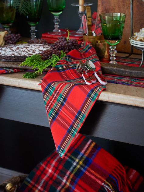 Tartan Plaid Tablecloth, Rehearsal Decorations, Wedding Rehearsal Decorations, Tartan Christmas Decorations, Interior Design Christmas, Christmas Linens, Scottish Christmas, Christmas Home Decorations, Christmas Tartan