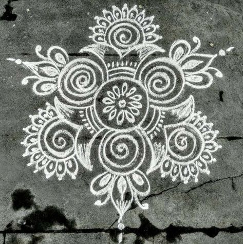 Rangoli Designs Circle, Easiest Rangoli Designs, Easiest Rangoli, Designs For Rangoli, Kolangal Rangoli, Circle Rangoli Design, Diwali Rangoli Designs Easy, Rangoli Simple Design, Latest Rangoli Designs Images