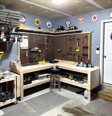 Corner Garage Work Bench, Gunsmithing Workshop Ideas, L Shaped Work Bench, Shed Workbench Ideas, Corner Work Bench, Corner Workbench, Shop Workbench, Tool Workshop, Garage Workshop Layout