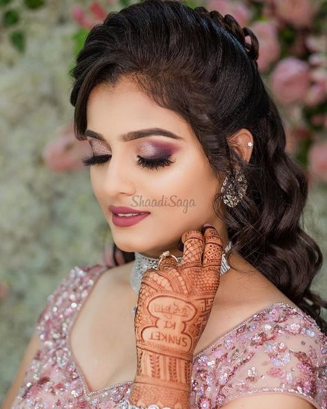 Smokey Eye Makeup Ideas For Brides Other Than Black! | ShaadiSaga Engagement Makeup Indian, Bridal Face Makeup, Mauve Smokey Eye, Pink Dress Makeup, Bride Eye Makeup, Bridal Makeup Pictures, Picture Day Makeup, Marriage Makeup, Simple Bridal Makeup