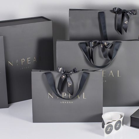 Following the successful re-brand of luxury cashmere retailer N.Peal, their glamorous new packaging range is now making an impact in store.  The bespoke embossed paper chosen by N.Peal. has been used to create a range of bags, boxes and accessories befitting the luxury and elegance of the brand. With the addition of intricate foiling, luxury grosgrain handles and superior quality paper and print, it's clear to see the exclusivity the new branding has achieved... Luxury Brand Packaging, Luxury Paper Bag, Custom Jewelry Packaging, Jewelry Packaging Design, Shopping Bag Design, Black Kraft Paper, Paper Bag Design, Necklace Luxury, Packaging Ideas Business