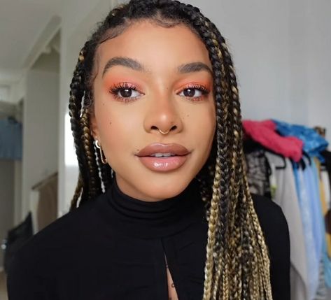 Good Septum Piercing, Mini Septum Piercing, Septum Piercing On Black Women, Tiny Septum Piercing, Kiara Outfits, Septum Piercing Small, Septum Piercing Aesthetic, Nose Septum Piercing, Small Septum Piercing