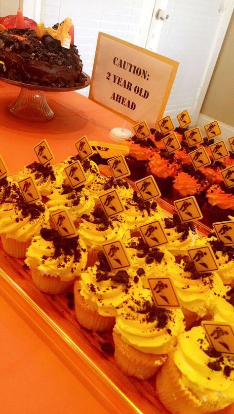 Excavator Birthday Party Food, Digger Cupcakes, Construction Party Cupcakes, Construction Birthday Cupcakes, Excavator Cupcakes, Construction Birthday Party Cupcakes, Construction Truck Cupcakes, Tonka Truck Party Ideas, Cupcake Construction