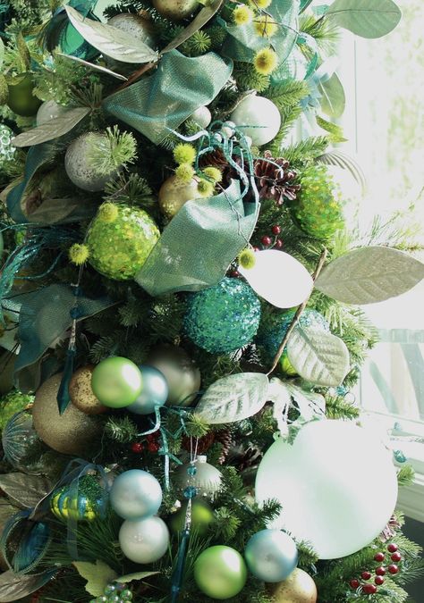 Green Christmas Tree Decor, Lime Green Christmas Tree, Turquoise Christmas Decor, Lime Green Christmas, Chic Christmas Tree, Dreamy Christmas, Green Christmas Decorations, Glam Christmas Tree, Christmas Elegant