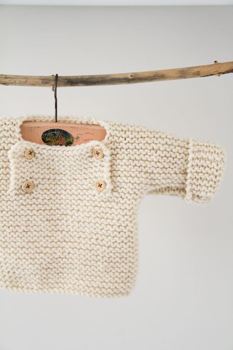 les tricots de Granny: pull boutonné devant Tricot Baby, French Baby, Pull Bebe, Baby Boy Knitting, Boys Knits, Baby Cardigan, Knitting For Kids, Knitting Tutorial, Clothes Line