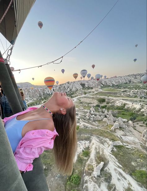 Turkey Inspo Pics, Turkey Vacation Pictures, Hot Air Balloon Picture Ideas, Turkey Outfits Women Summer, Hot Air Balloon Outfit Ideas, Turkey Outfits Women, Arizona Fits, Turkey Photoshoot, Vacay Poses