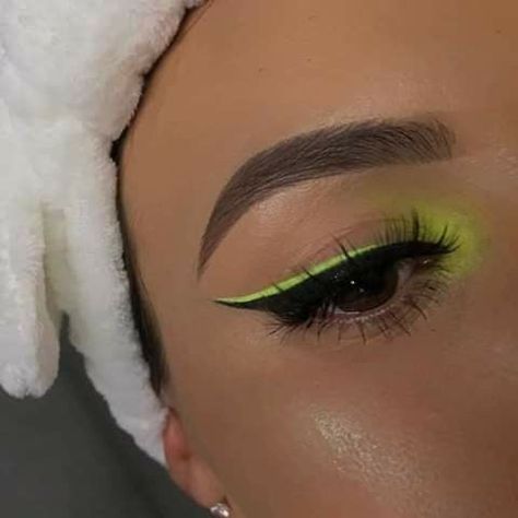 Edc Makeup, Yellow Eye Makeup, Concert Makeup, Green Eyeliner, Yellow Makeup, Neon Makeup, Graphic Makeup, Rave Makeup, Eye Makeup Pictures