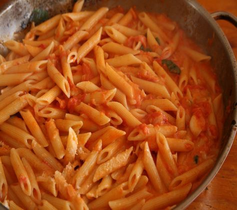 penne alla vodka -lidia Lidias Italy Recipes, Lidia's Recipes, Pasta And Sauce, Vodka Sauce Recipe, Seafood Risotto, Penne Alla Vodka, Lidia Bastianich, Alla Vodka, Diner Recept