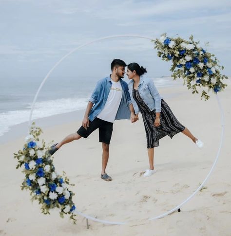 Pre Wedding Shoot Outfit Ideas Beach, Saree Couple Photoshoot Beach, Pre Wedding Shoot On Beach, Indian Couple Photography Poses Beach, Pre Wedding Poses Indian Beach, Engagement Couple Dress, Pre Wedding Photoshoot Beach, Couples Beach Photography, Marriage Photography