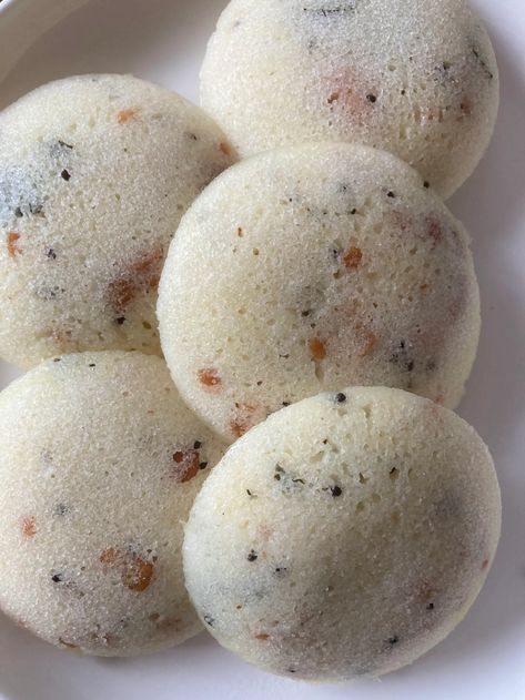 Instant Rawa Idli Recipe – Delishbite Rawa Idli Recipe, Rice And Lentils, Instant Breakfast Recipe, Indian Grocery Store, Idli Recipe, Instant Breakfast, Coconut Chutney, Yogurt Cups, Sodium Bicarbonate